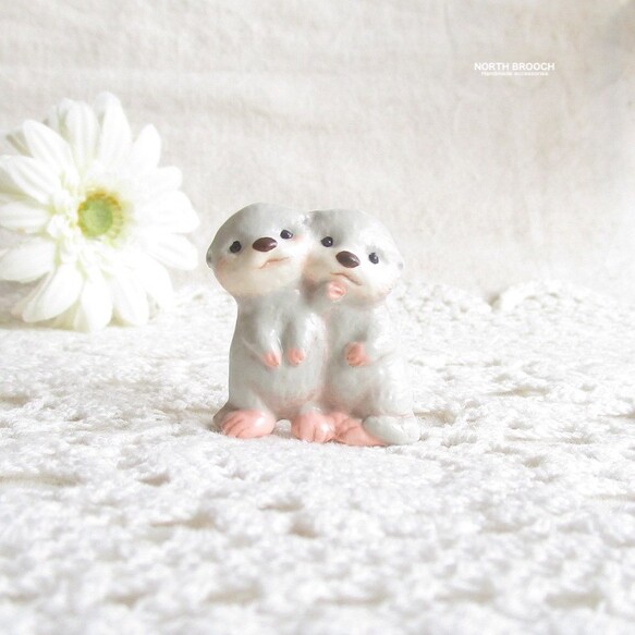 仲良しのカワウソ 陶土ブローチ